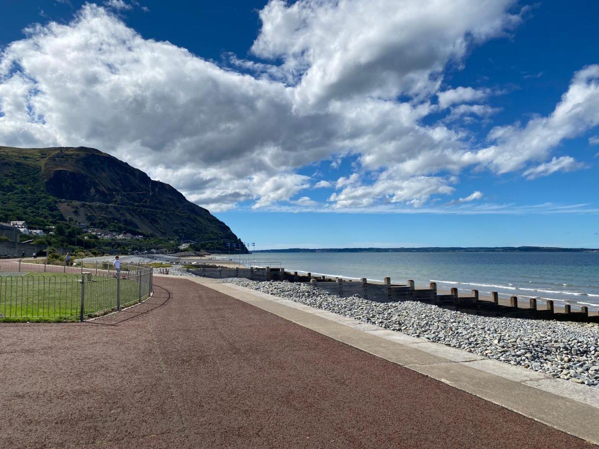 Lovely New 2 Bedroom Condo With Stunning Seaviews Penmaen-mawr Extérieur photo
