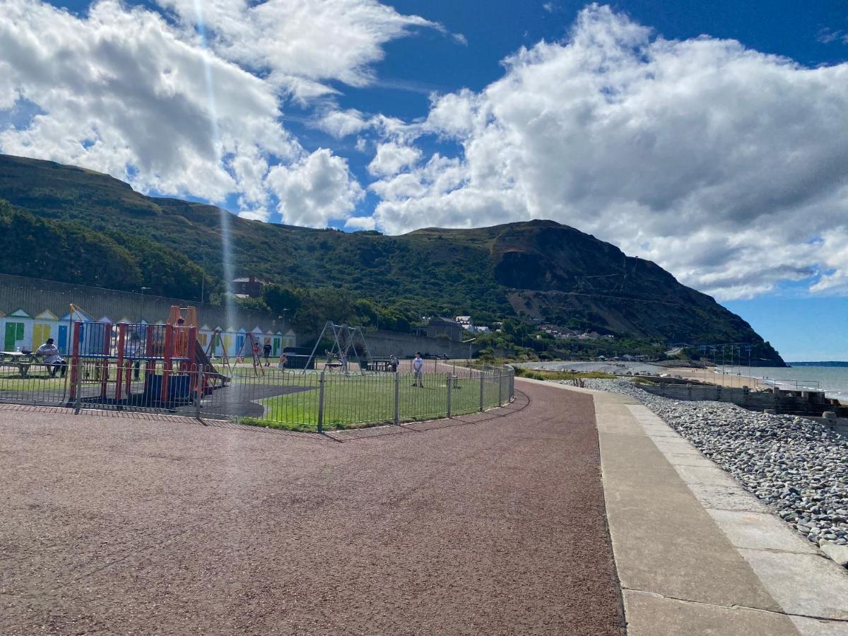 Lovely New 2 Bedroom Condo With Stunning Seaviews Penmaen-mawr Extérieur photo